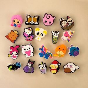 19 Croc Jibbitz kawaii, Hello Kitty, unicorn, Squishmallow